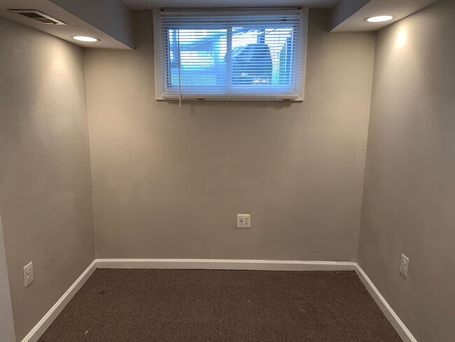 Building Photo - Spacious Two Bedroom Two Bathroom Petworth...