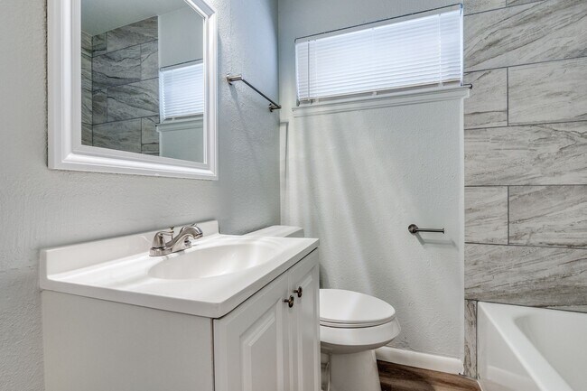 Building Photo - 10637 Dunaway Dr