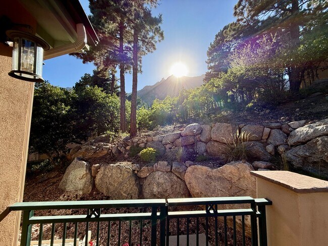 Building Photo - Gorgeous 4 Bedroom Townhome located in Gated Broadmoor Community