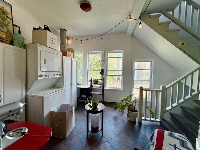 Building Photo - Fully Furnished 4-Bed, 2-Bath MAGNIFICENT ...