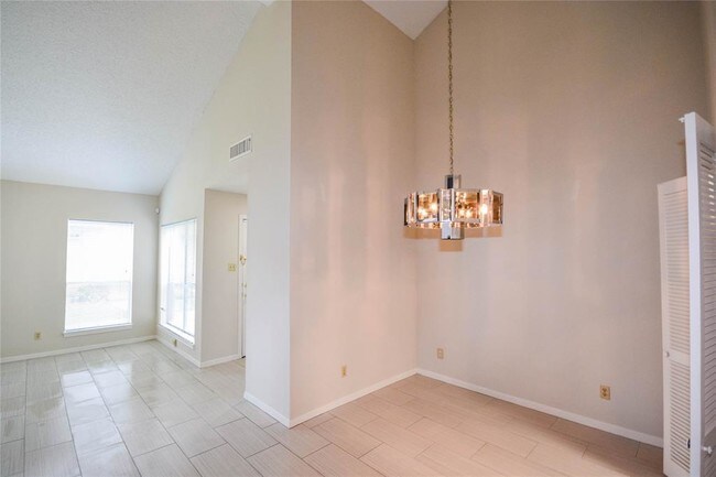 Building Photo - 9262 Westwood Village Dr