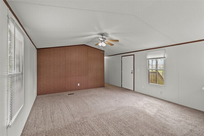 Building Photo - 15930 Pine St