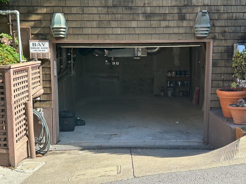 One car garage plus dedicated street parking - 46 Culebra Ter