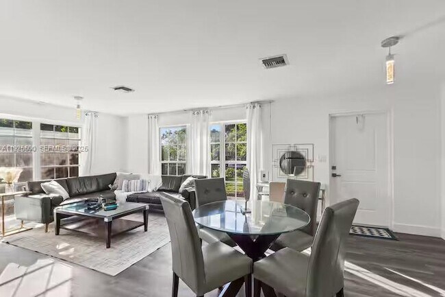 Building Photo - 909 NE 7th St