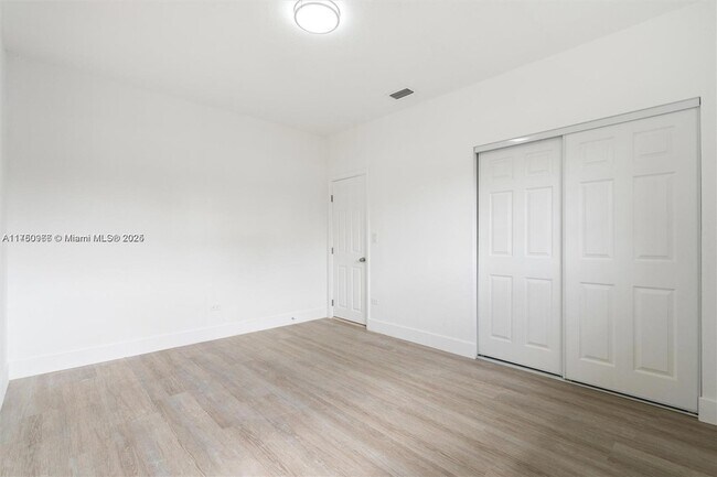 Building Photo - 10845 Peachtree Dr