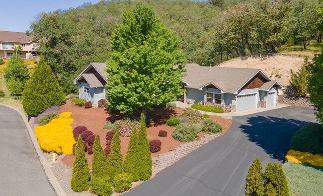 Building Photo - NW Grants Pass, Class, Style and Views!!!