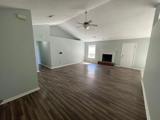 Building Photo - 3 Bedroom, 2 Bathroom Home available in Ma...