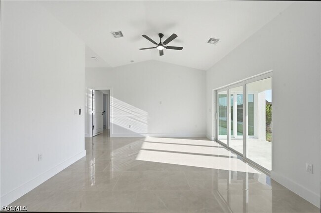 Building Photo - 2105 NE 1st Ave