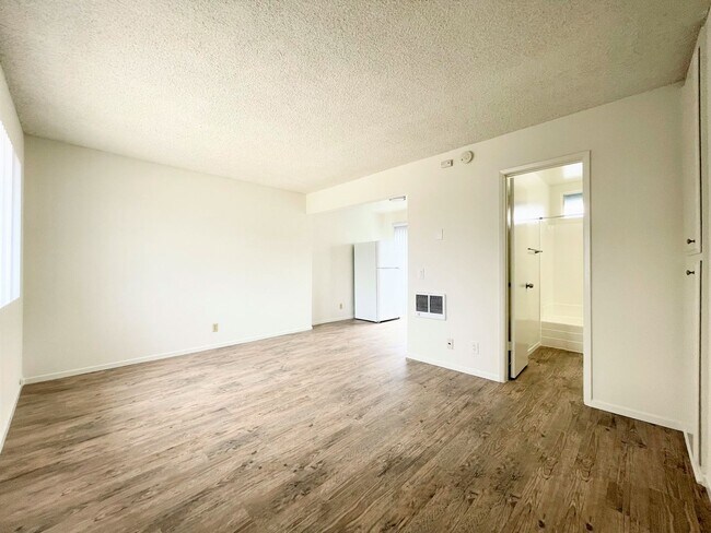 Building Photo - Remodeled Studio West of Coast Hwy!