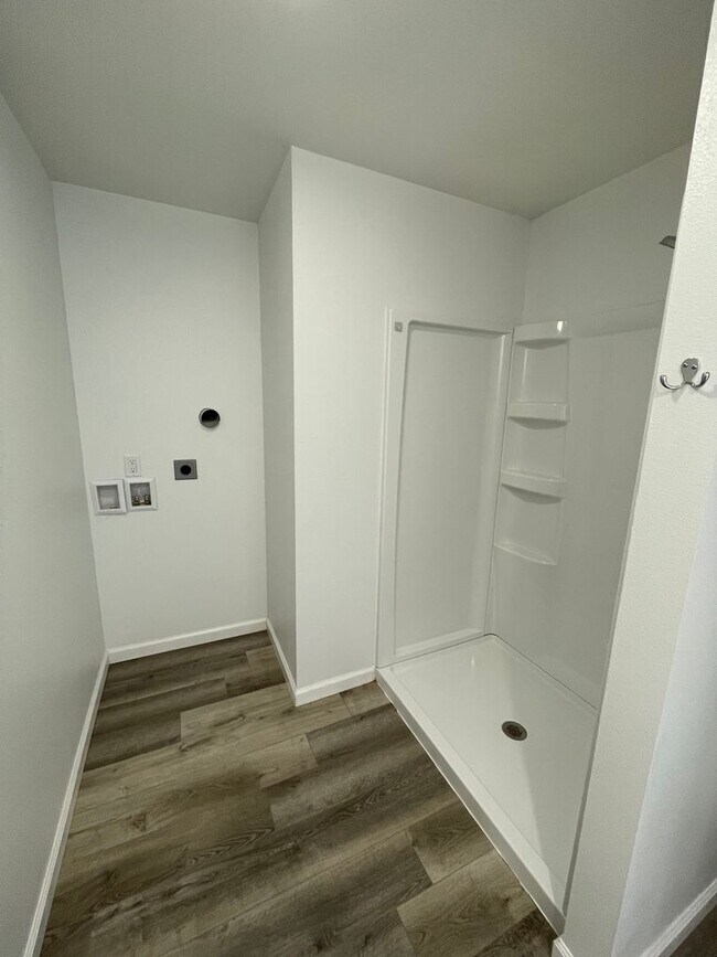 Building Photo - Super Cute Studio