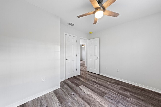 Building Photo - Beautifully Updated Townhouse