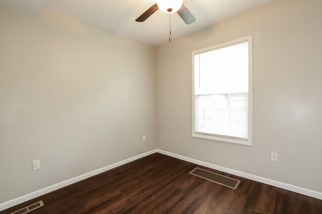 Building Photo - Don't miss out on this beautiful home!