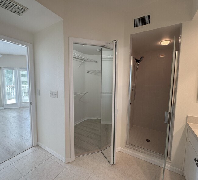 Building Photo - Country Club 6103