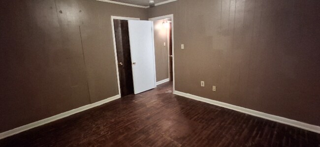 Building Photo - 4701 Lynch Dr