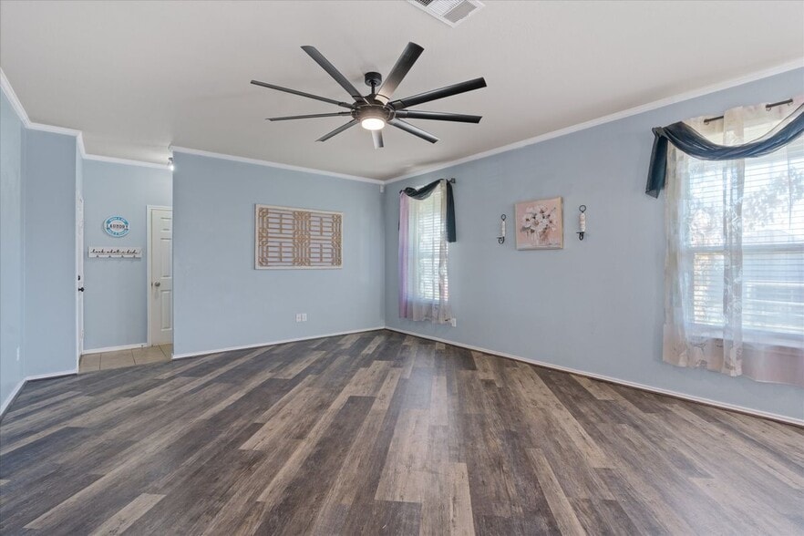 Building Photo - 2108 Scott Dr