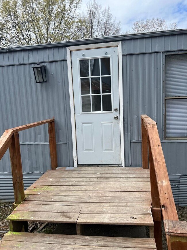 Building Photo - Renovated 2-Bed, 1-Bath Mobile Home