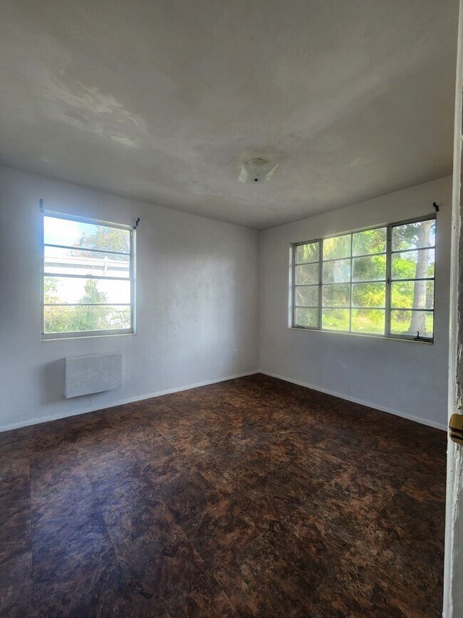 Building Photo - 2 Bedroom 1 Bath Single Family Home, Fence...
