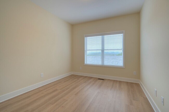 Building Photo - Spacious 4-Bedroom, 3-Story Townhome for Students