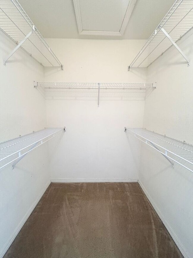 Building Photo - Bright 3rd-Floor 1/1 Condo with Screened Balcony in Park Central!