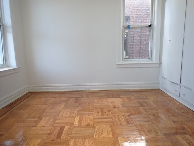 Building Photo - 663 E 94th St