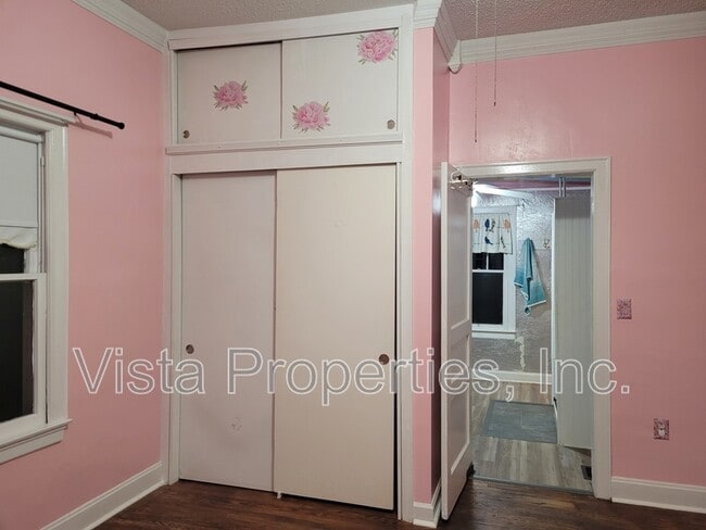 Building Photo - 1121 Elm St