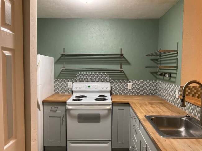 Building Photo - Beautifully Furnished 2/1.5 in Haystacks