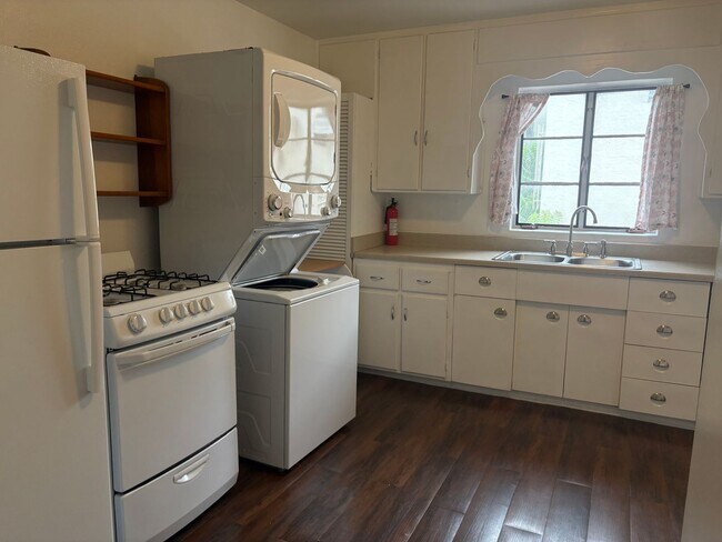 Building Photo - 223 Solano Dr NE