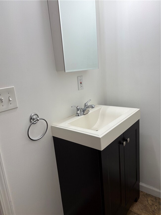 Building Photo - 10647 Pinewood Ave