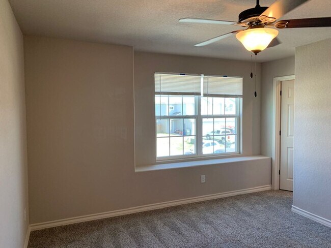 Building Photo - Town home for rent