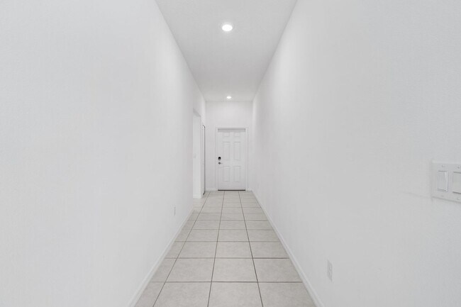 Building Photo - ***MOVE-IN SPECIAL, $500 OFF 2ND MONTH*** ...