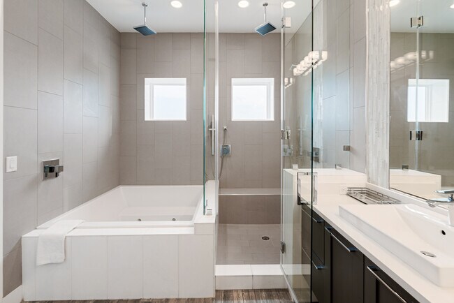 Building Photo - 14836 Granada Dr