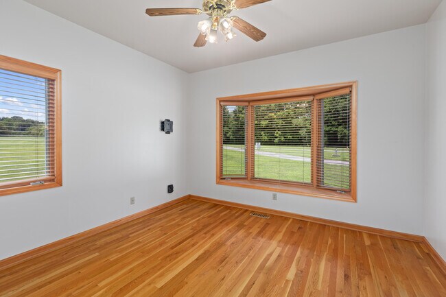 Building Photo - 1221 Hawthorne Ln