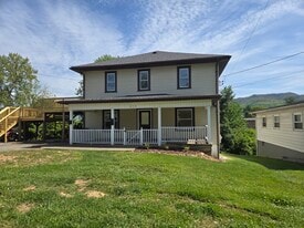 Building Photo - 515 W Magnolia Ave
