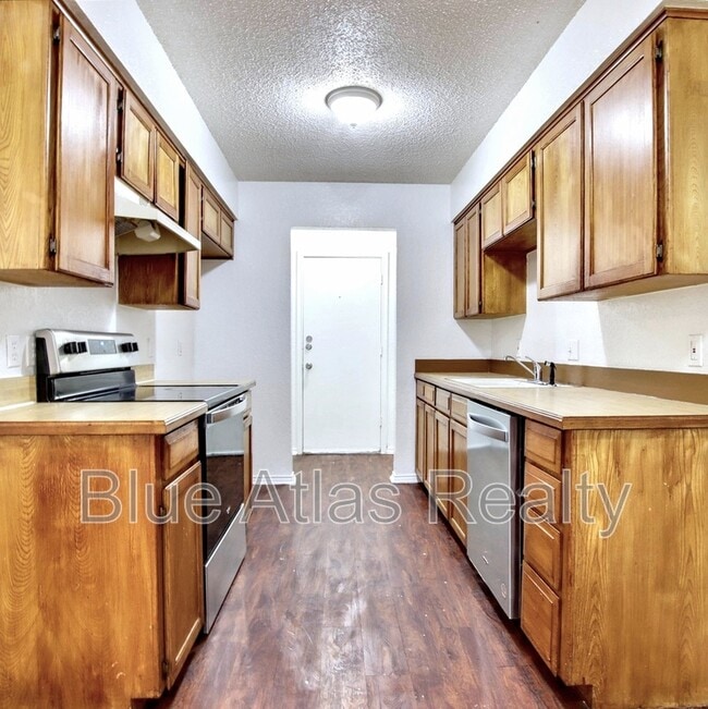 Building Photo - 6859 S Creek Dr