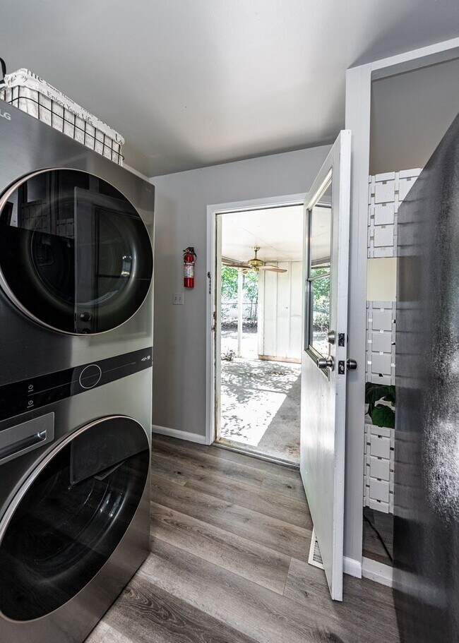 Building Photo - Newly Remodeled 3 Bedroom Home in Central Location