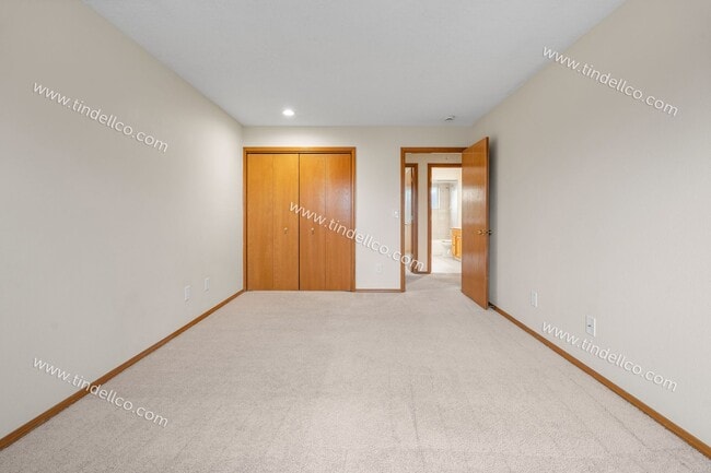 Building Photo - Queen Jeanette Apartments — Beautiful & Spacious Upstairs 2BR/1BA with Vaulted Ceilings, Gas Fire...