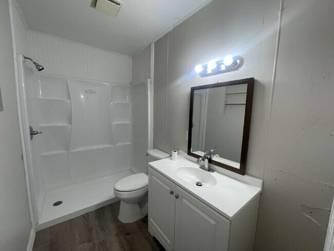 Building Photo - 4-Bedroom and 2-Bathroom