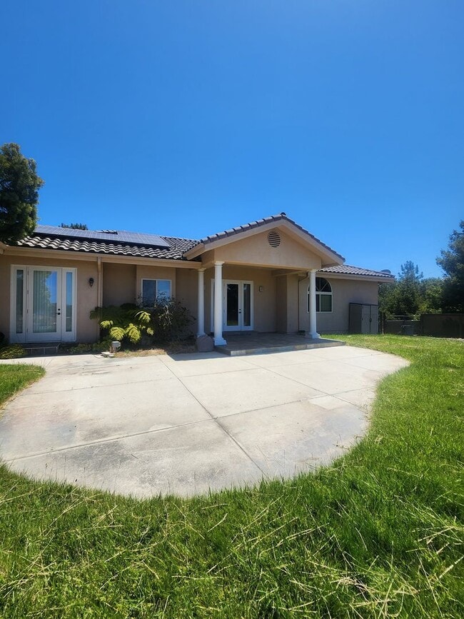 Building Photo - Gorgeous Country Home with View- ALL UTILI...