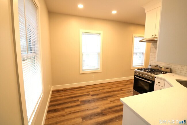 Building Photo - 6 Mary St