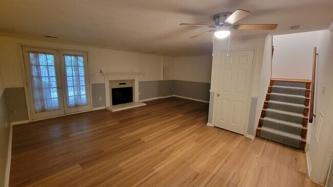 Building Photo - Beautiful 3 Bed, 3.5 Bath Brick Townhouse ...