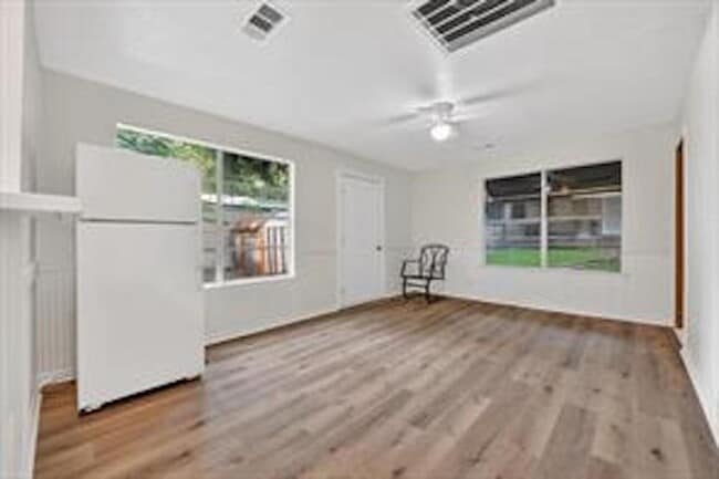 Building Photo - MOVE IN READY 4-BED 2-BATH