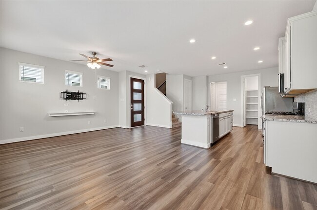 Building Photo - 9816 Magnolia Village Ln