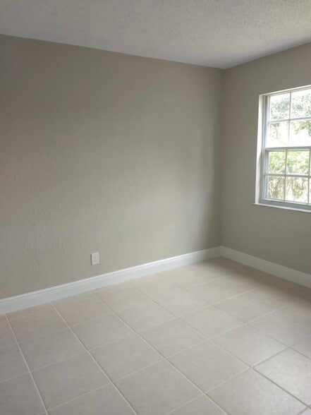 Building Photo - 1503 SE Royal Green Cir