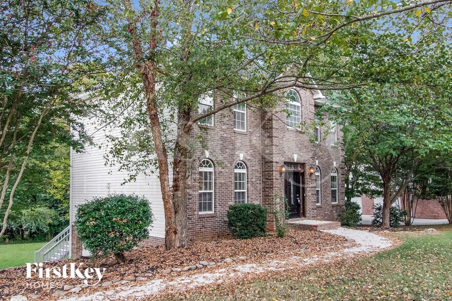 Building Photo - 6590 Lake Dale Way