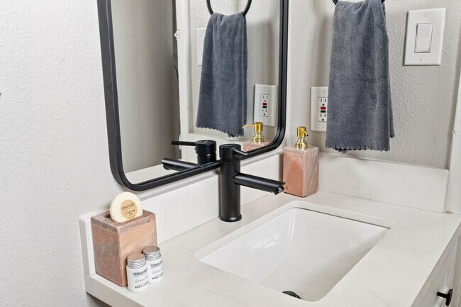 Building Photo - 4102 W Virginia Ave