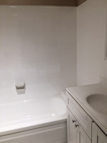 Hallway bath - 613 S Shelton St