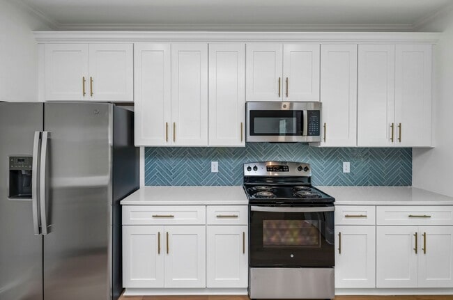 Building Photo - Pre-Leasing for the 26-27 School Year! - N...