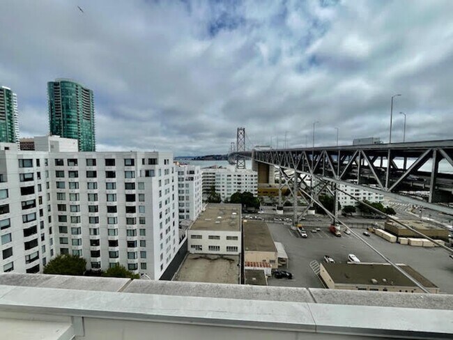 Building Photo - Rare luxury downtown condo w/parking, pool, hot tub and roof deck w/Bay Bridge Views!