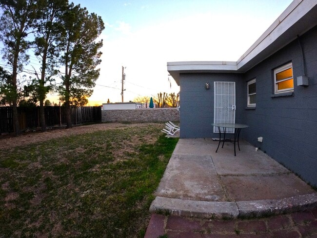 Building Photo - 1716 Princess Jeanne Dr