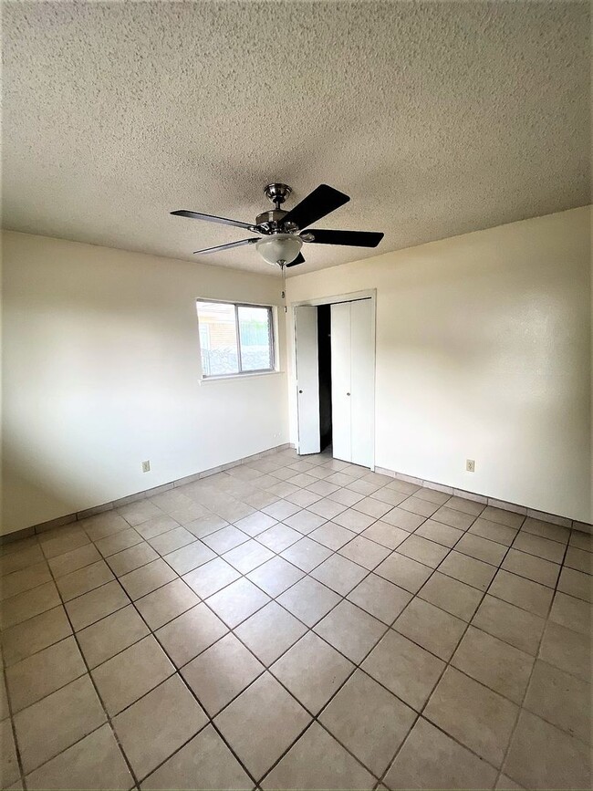 Building Photo - Large 4 Bedroom home with Garage and Enclo...